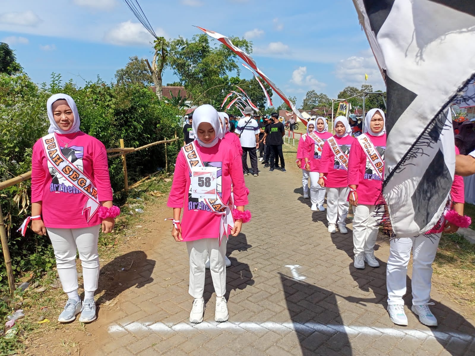 Tunjukkan Kekompakan! Desa Kembiritan Gelar Gerak Jalan Tingkat SMP, SMA, dan Umum Tahun 2023