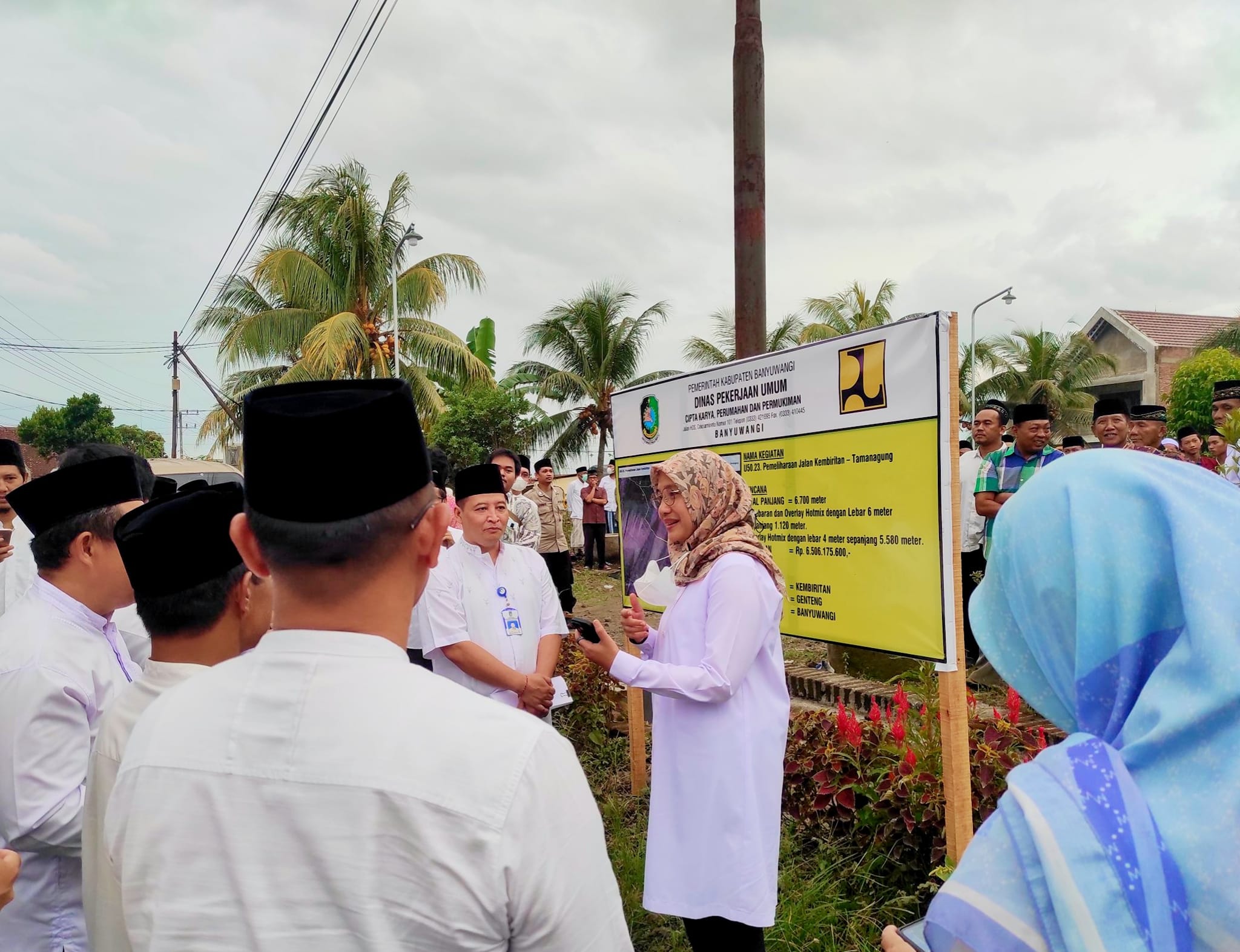 Akselerasi Digital dan Infrastruktur: Bupati Banyuwangi Tinjau Perbaikan Jalan 6 KM di Desa Kembiritan