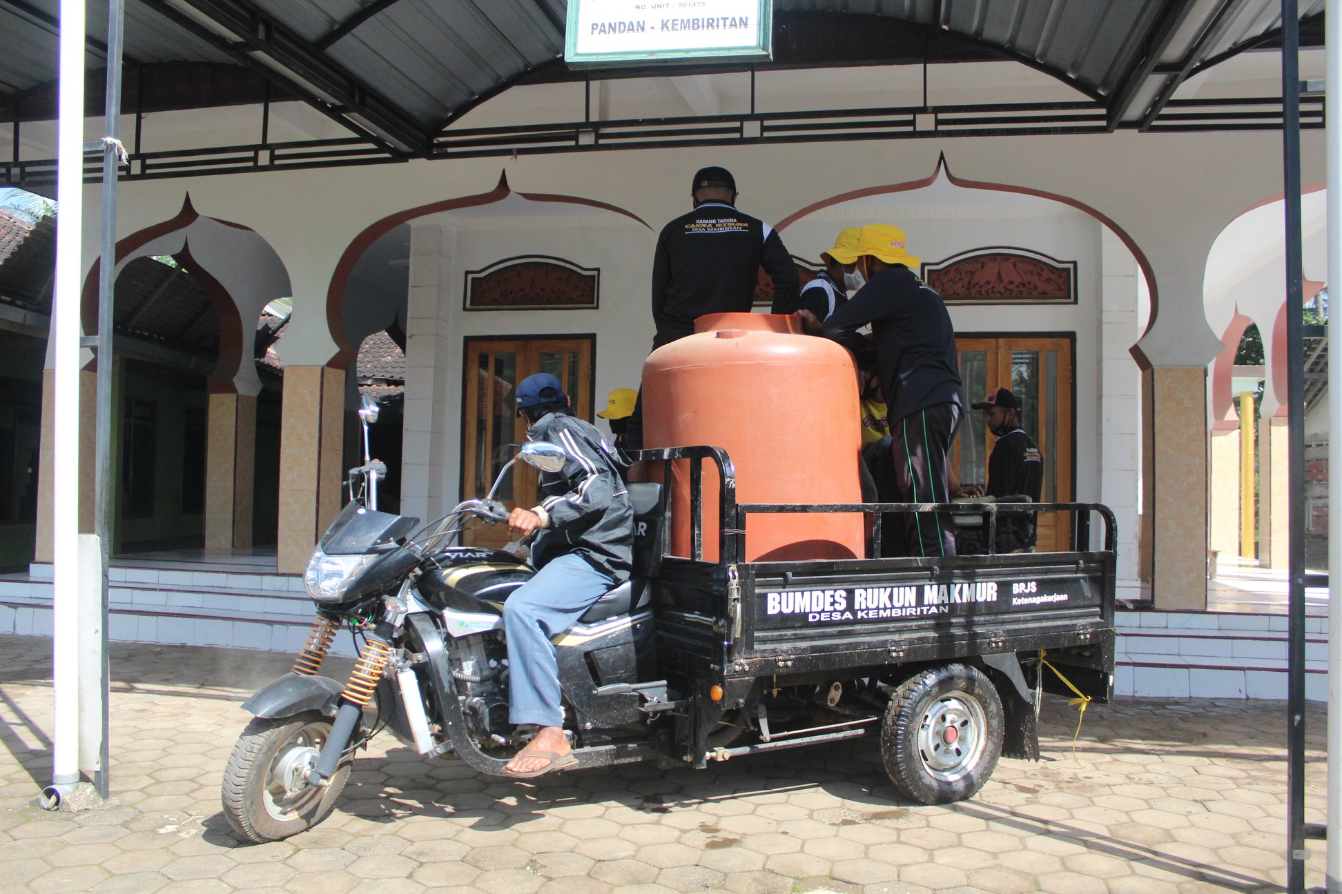 Modal Semangat, Karang Taruna Cakra Wiguna Sisir Seluruh Penjuru Desa Kembiritan untuk Penyemprotan Desinfektan massal