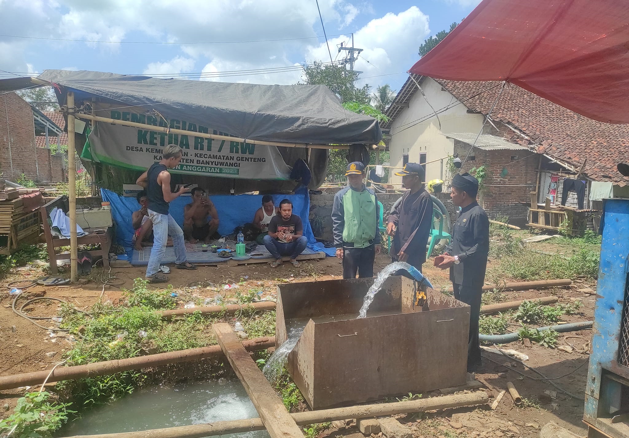 Atasi Krisis Air Bersih, Kepala Desa Kembiritan Tinjau Uji Coba Aliran Air 24 Jam di Dusun Ringinsari