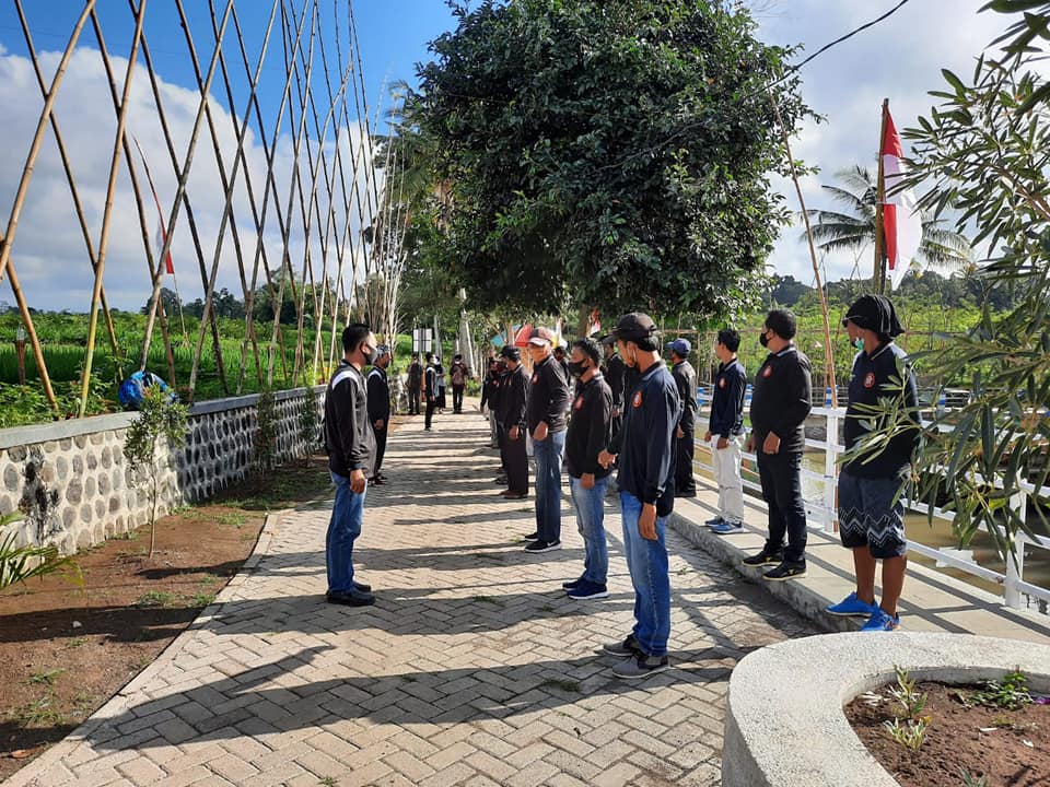 Khidmat di Tengah Pandemi, Karang Taruna Cakra Wiguna Gelar Upacara 17 Agustus di Embung Samidin