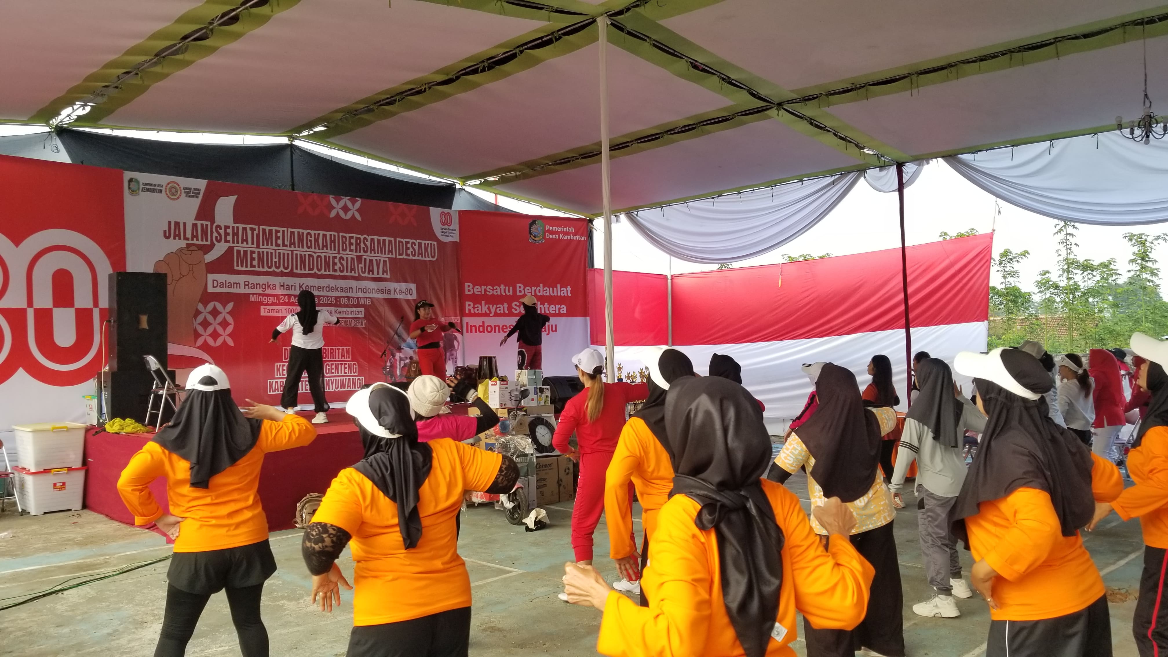 Semarak HUT RI ke-80, Warga Desa Kembiritan Antusias Ikuti Jalan Sehat