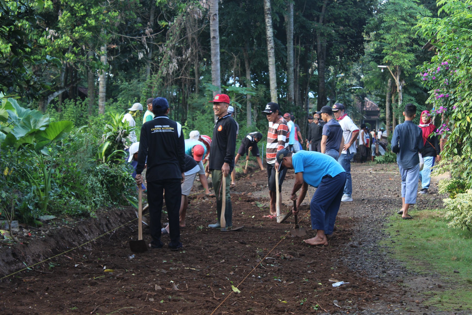 Perkuat Sinergi, Kades Sukamto Pimpin Kerja Bhakti Massal Pelebaran Jalan di Dusun Pandan