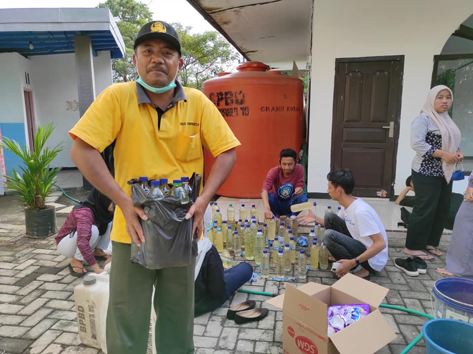 Cegah Penyebaran COVID-19, Pemdes Kembiritan Bersama Mahasiswa KKN Unej Produksi Desinfektan Mandiri BANYUWANGI