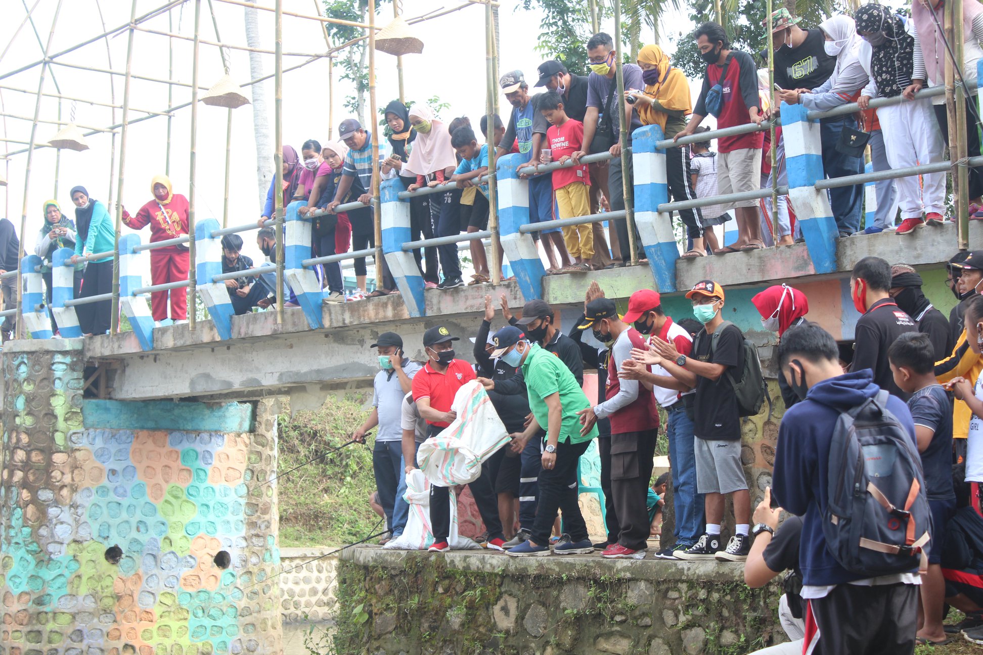 Lawan Pandemi dengan Olahraga: Karang Taruna Kembiritan Gelar Senam Sehat dan Lomba Mancing di Embung Samidin