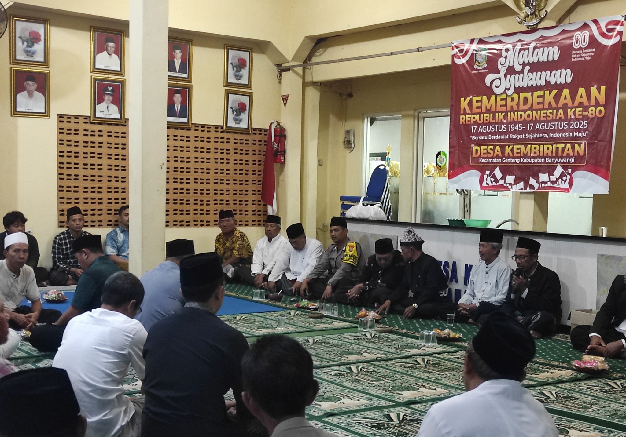 Penuh Khidmat, Malam Tasyakuran HUT RI Ke-80 Desa Kembiritan Diwarnai Doa Bersama dan Makan Tumpeng Senampan