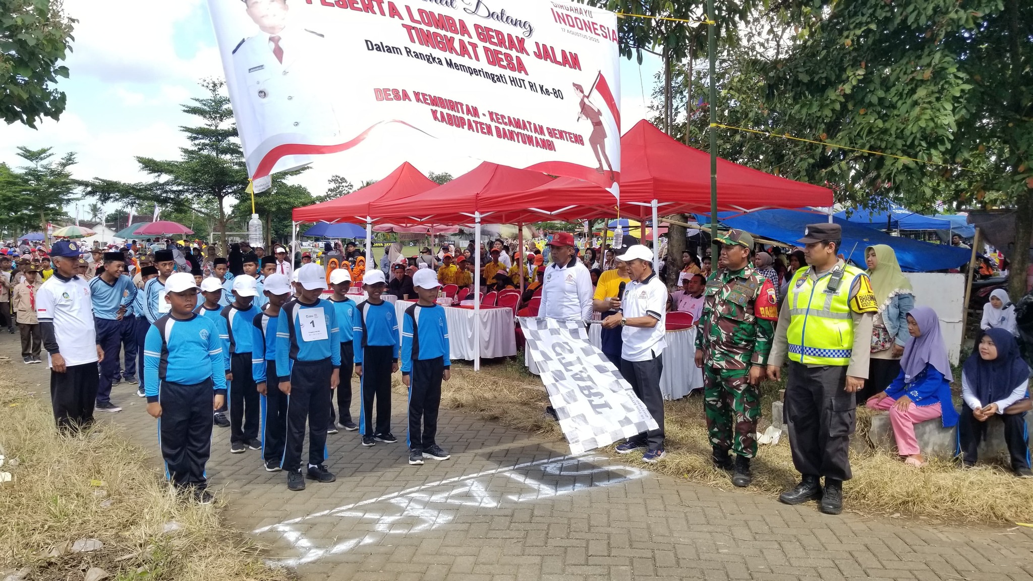 Sambut HUT RI Ke-80, 85 Regu Siswa SD/MI Semarakkan Lomba Gerak Jalan di Desa Kembiritan