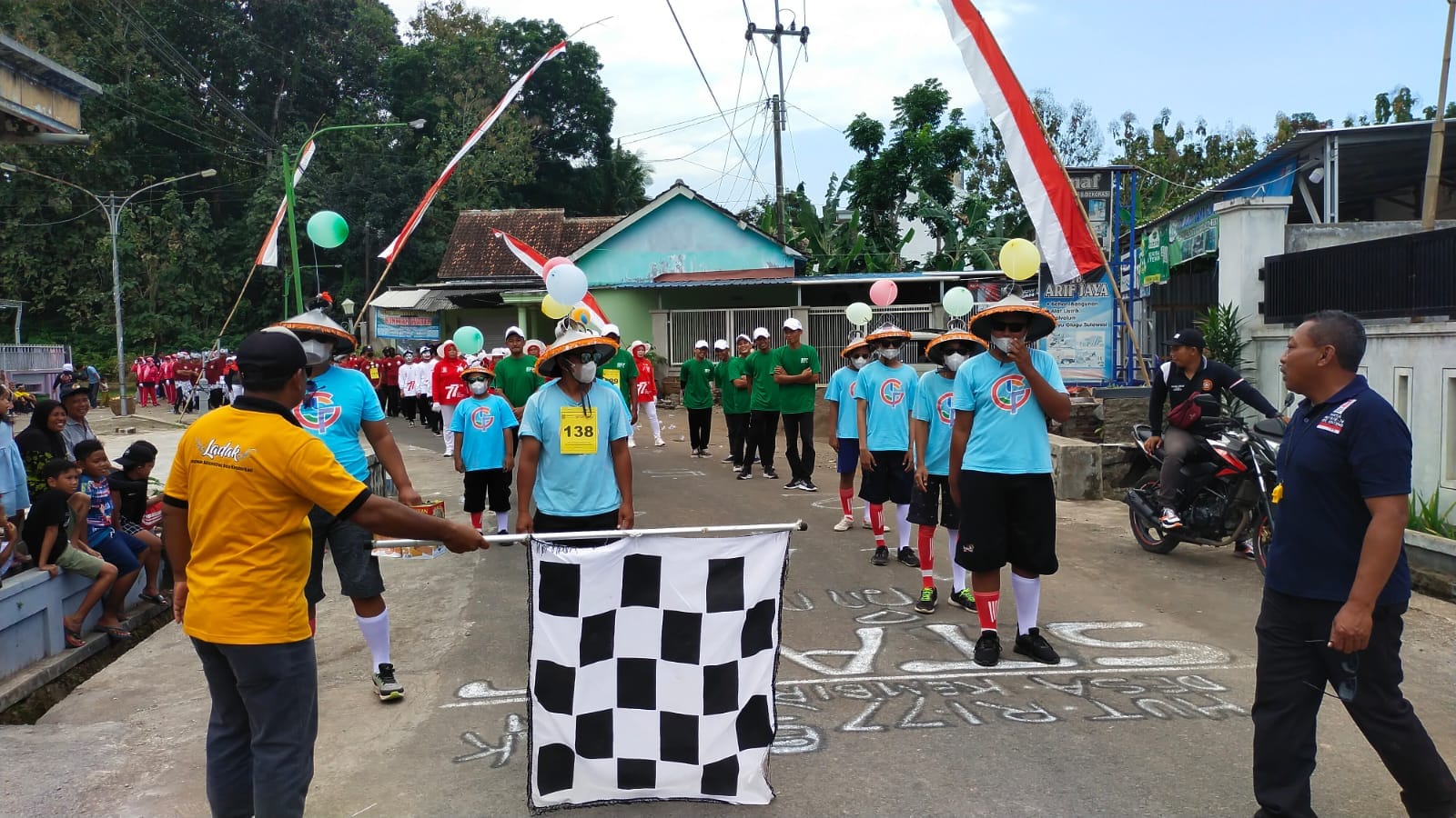 Semangat Merdeka! Ratusan Peserta Padati Lomba Gerak Jalan Desa Kembiritan: Dari Lapangan Hingga Dusun Pandan