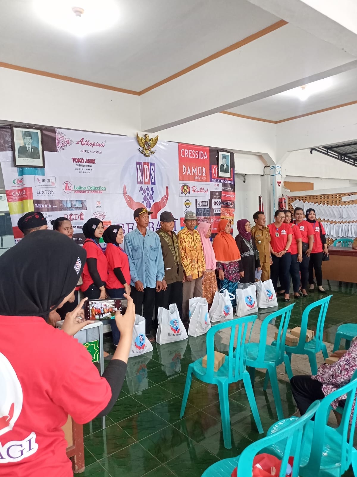 Sinergi Kemanusiaan, Keluarga Besar KDS Salurkan Bantuan bagi Warga Kembiritan