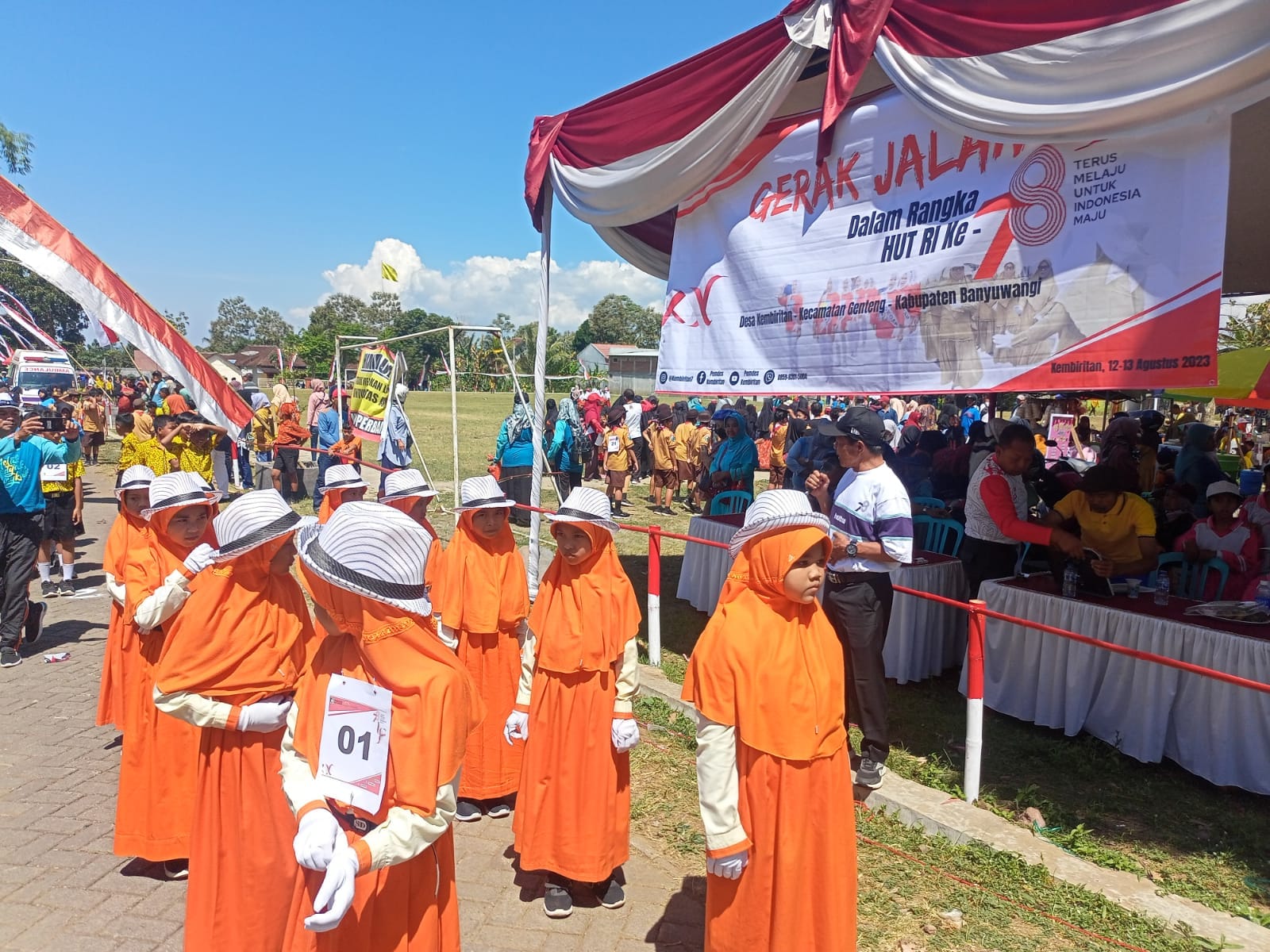 Kembiritan Siap Berangkat! Kades Sukamto Lepas Rombongan Gerak Jalan SD/MI dengan Semangat Juang