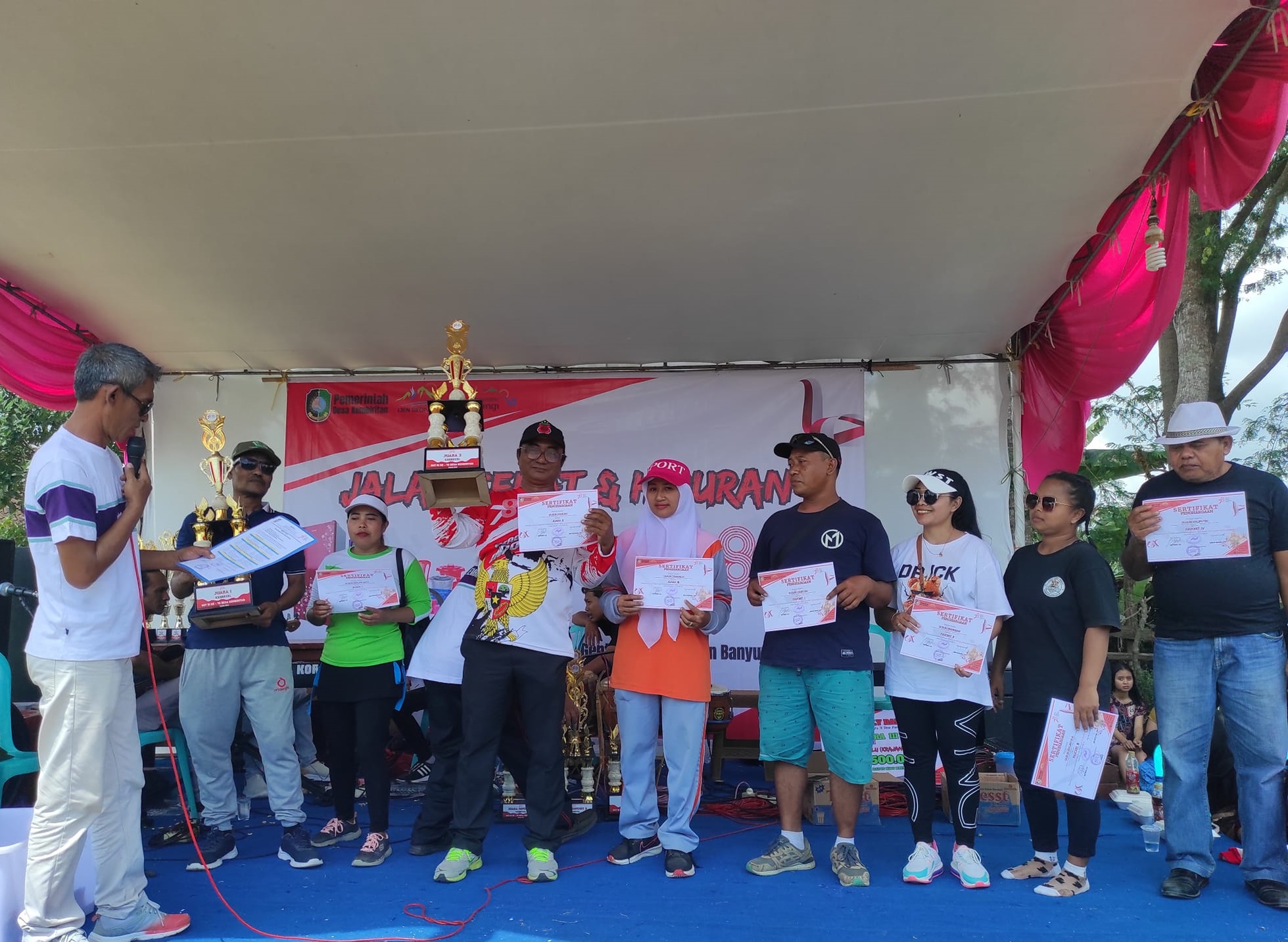 Meriahkan HUT RI ke-78, Ribuan Warga Desa Kembiritan Padati Kegiatan Jalan Sehat