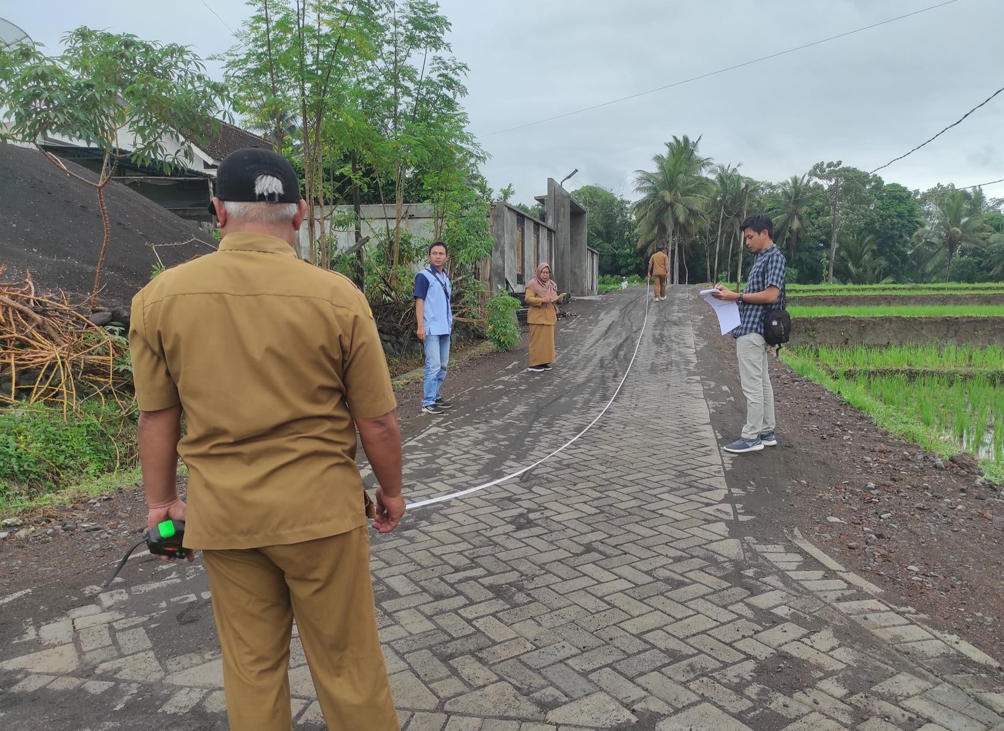 Pastikan Kualitas Pembangunan, Tim Kecamata Genteng Monitoring Proyek Fisik Tahap 1 Desa Kembiritan