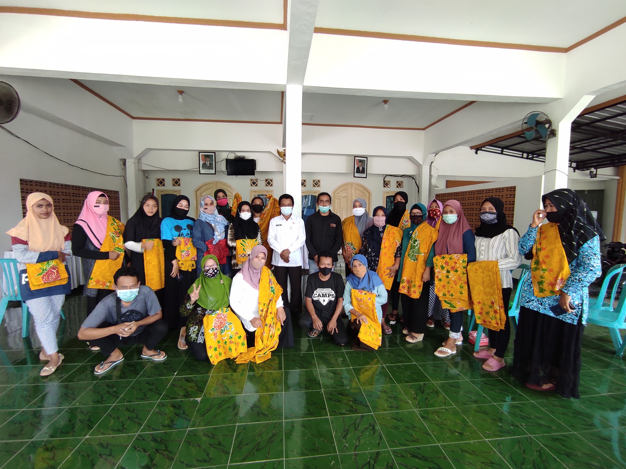 Tingkatkan Ekonomi Kreatif di Tengah Pandemi, Ibu-Ibu PKK Desa Kembiritan Ikuti Pelatihan Membatik dari Dispora