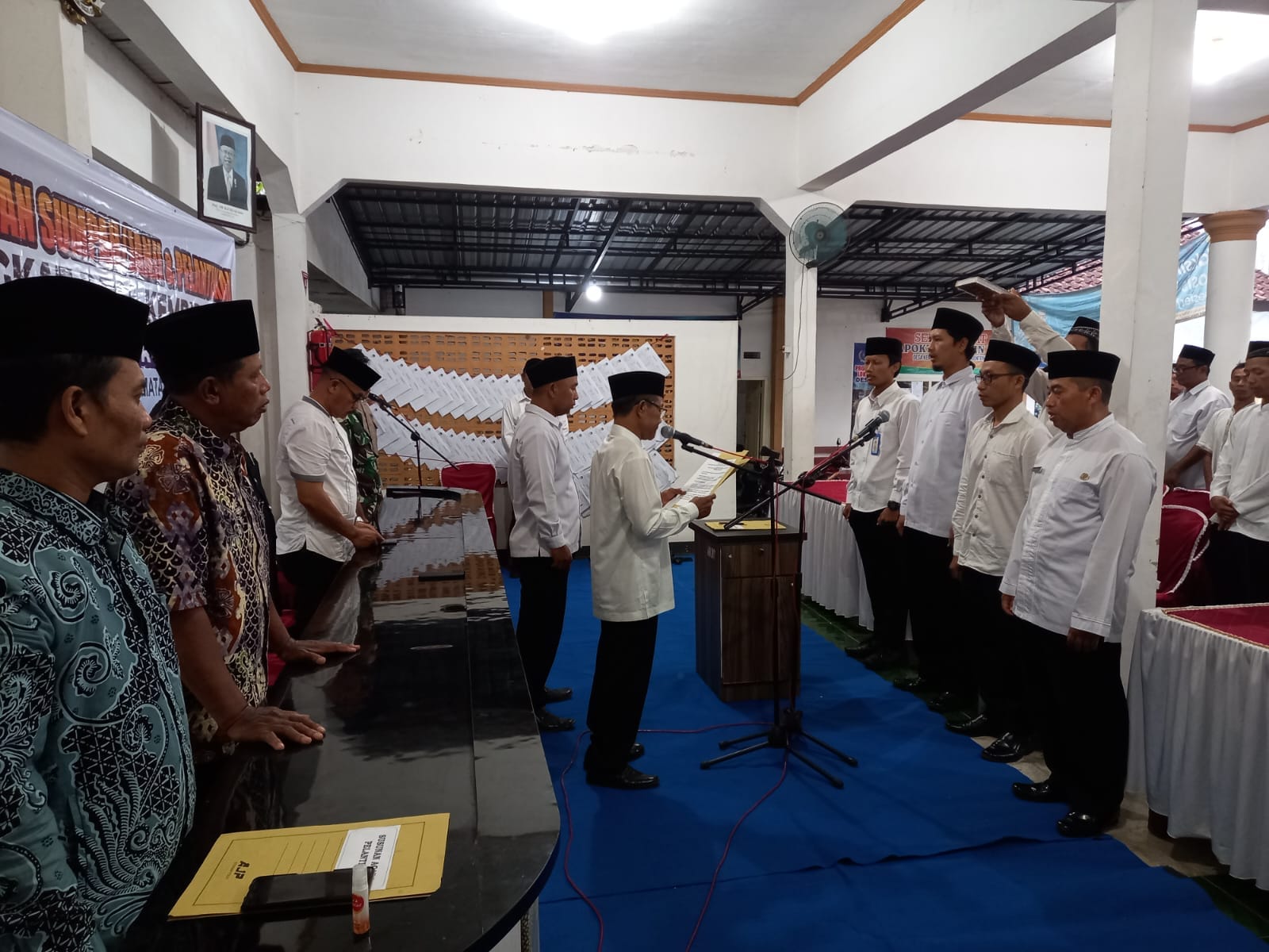 Segarkan Organisasi, Kepala Desa Kembiritan Lantik dan Ambil Sumpah Jabatan Baru Perangkat Desa